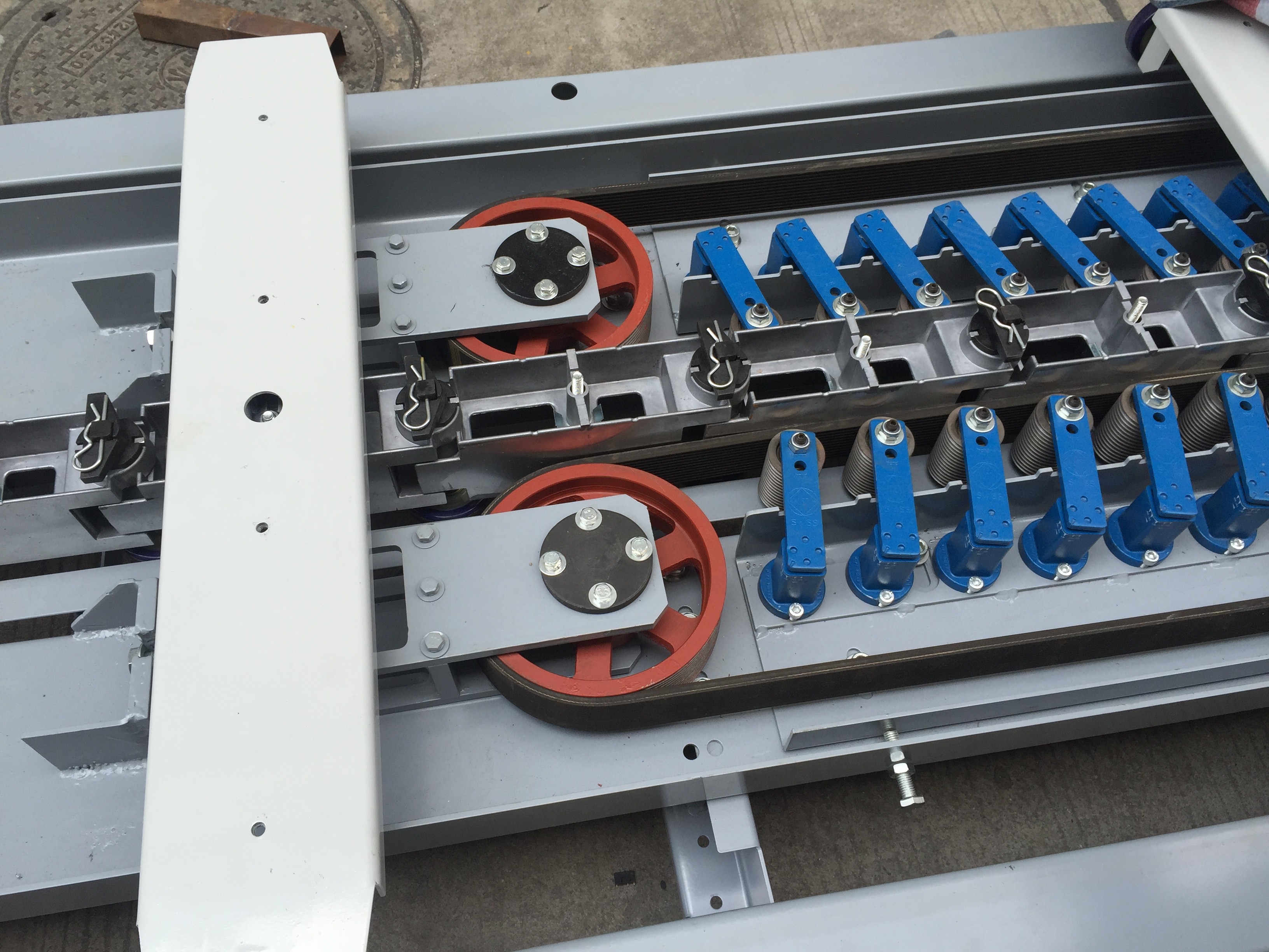 Baggage reclaim carousel. flat carousel. flat plate carousel. plane baggage carousel. horizaontal claim conveyor