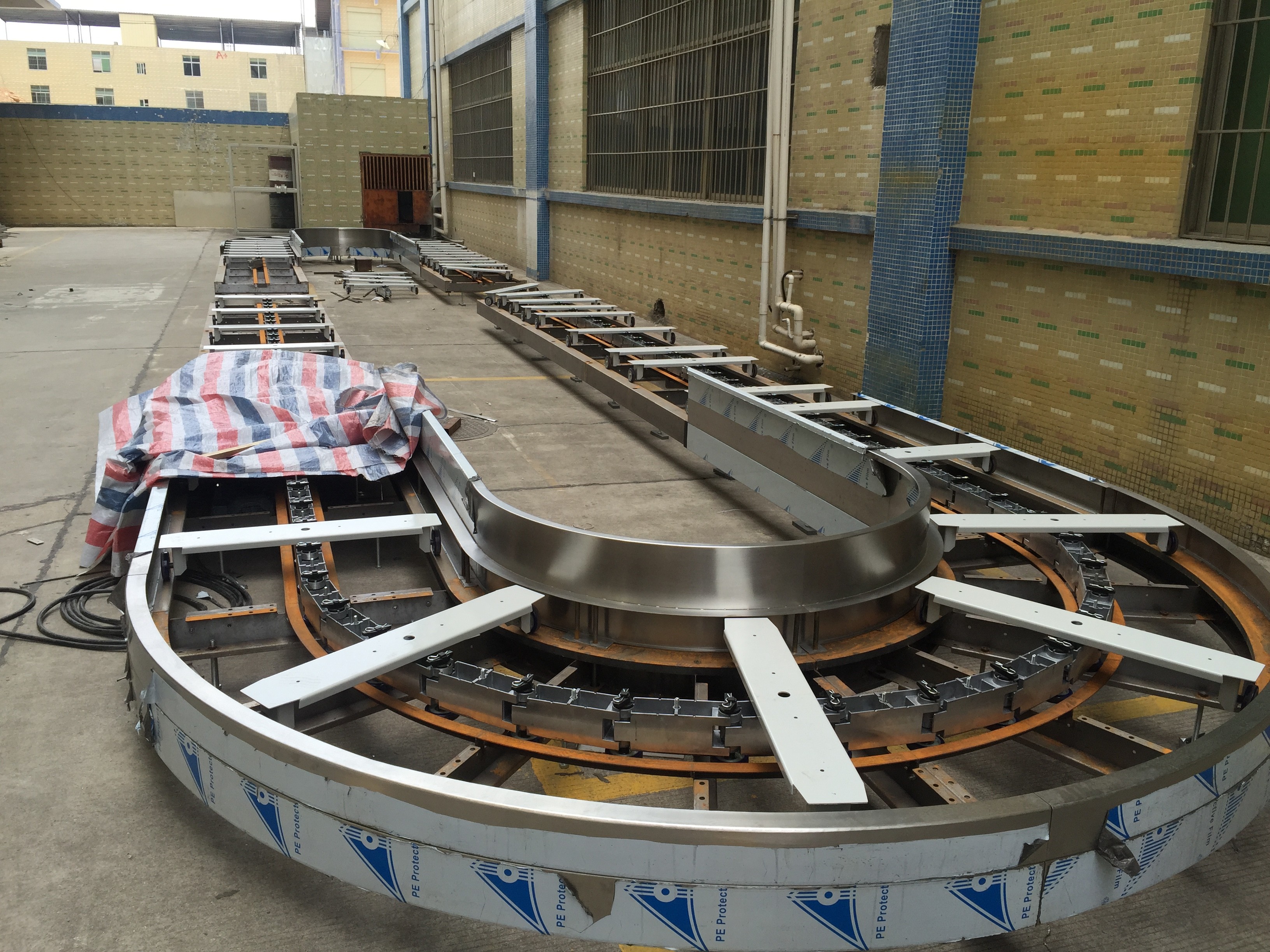 Baggage reclaim carousel. flat carousel. flat plate carousel. plane baggage carousel. horizaontal claim conveyor