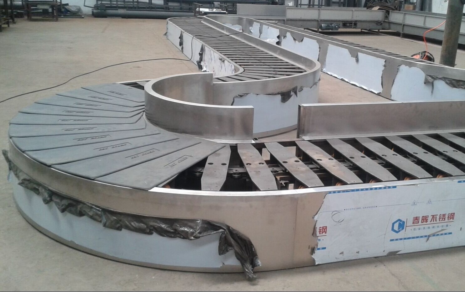 Baggage reclaim carousel. flat carousel. flat plate carousel. plane baggage carousel. horizaontal claim conveyor