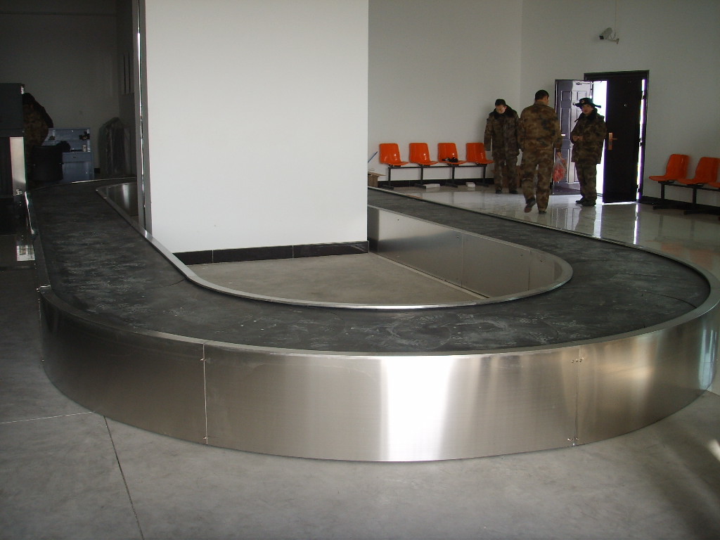 Baggage reclaim carousel. flat carousel. flat plate carousel. plane baggage carousel. horizaontal claim conveyor